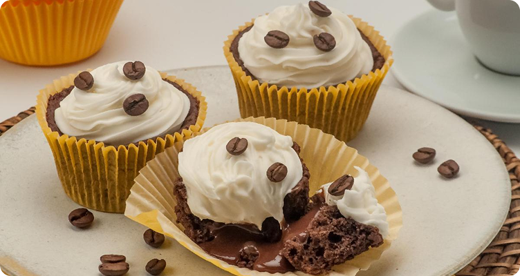 Imagem de um Cupcake com grãos de café e chantilly